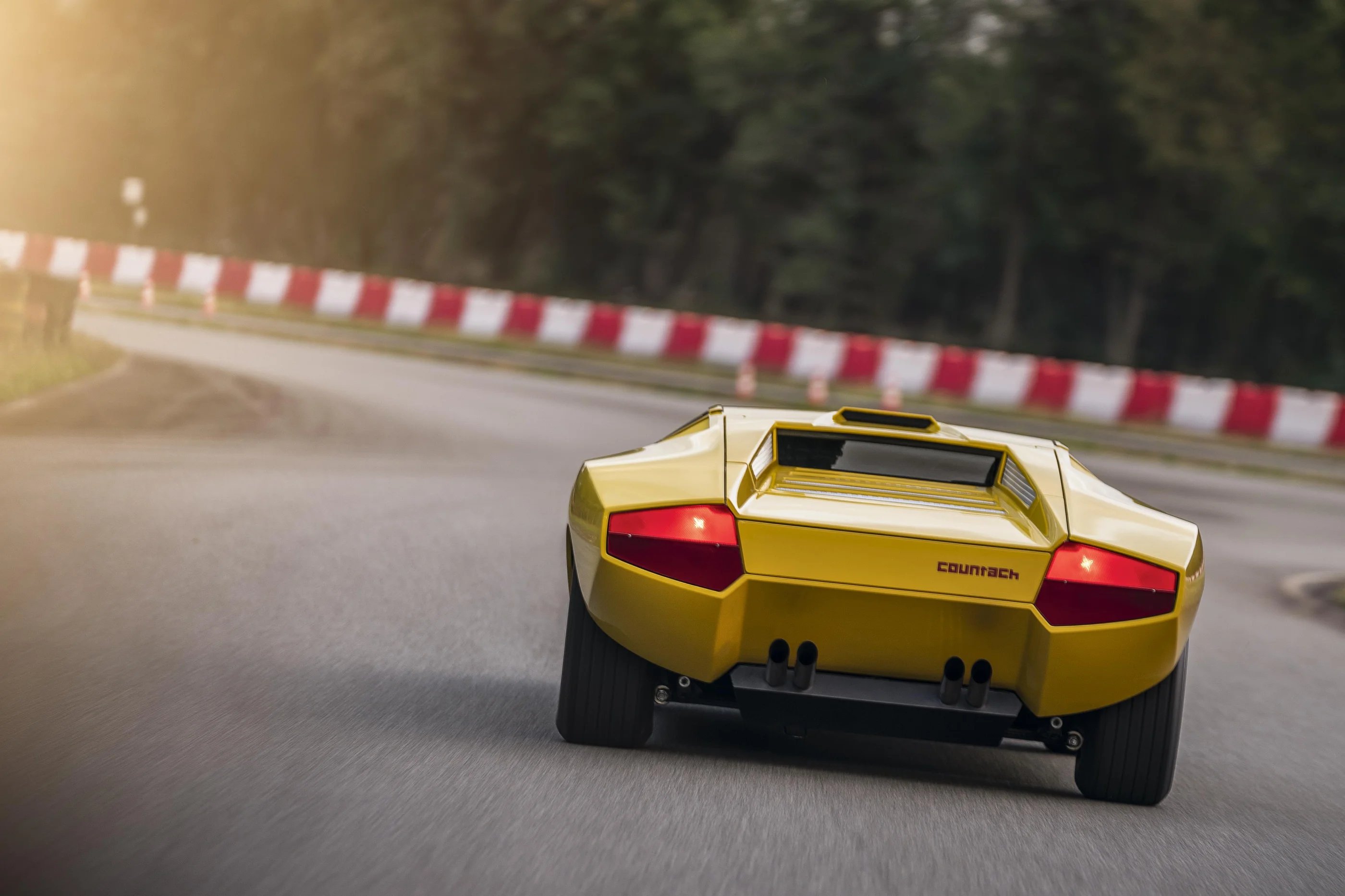 Lamborghini-Countach-rear
